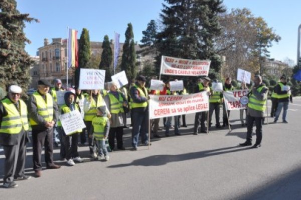 Protest al păgubiţilor Vectra în faţa Prefecturii Constanţa